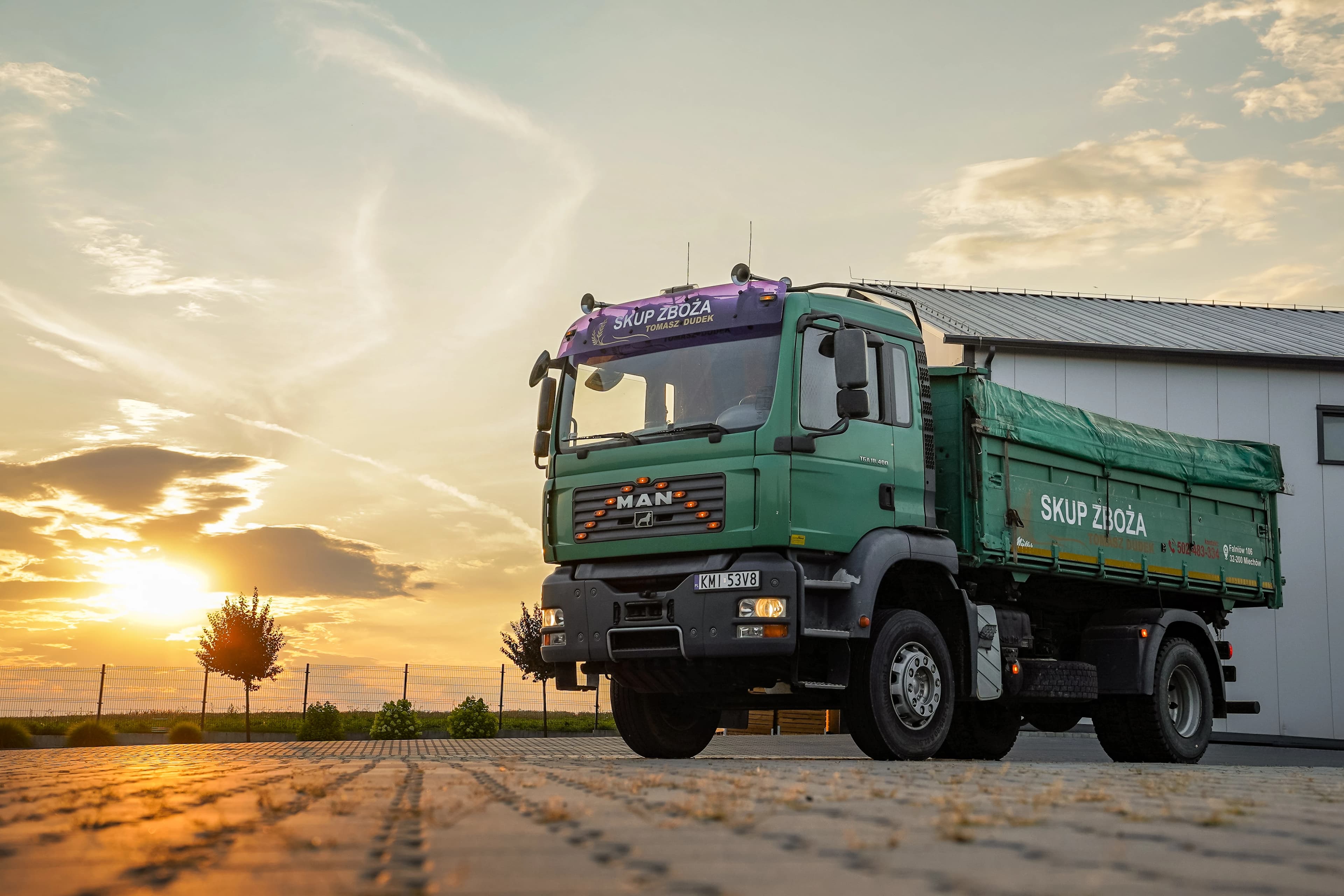 Unternehmens-Lkw mit Kühlanhänger