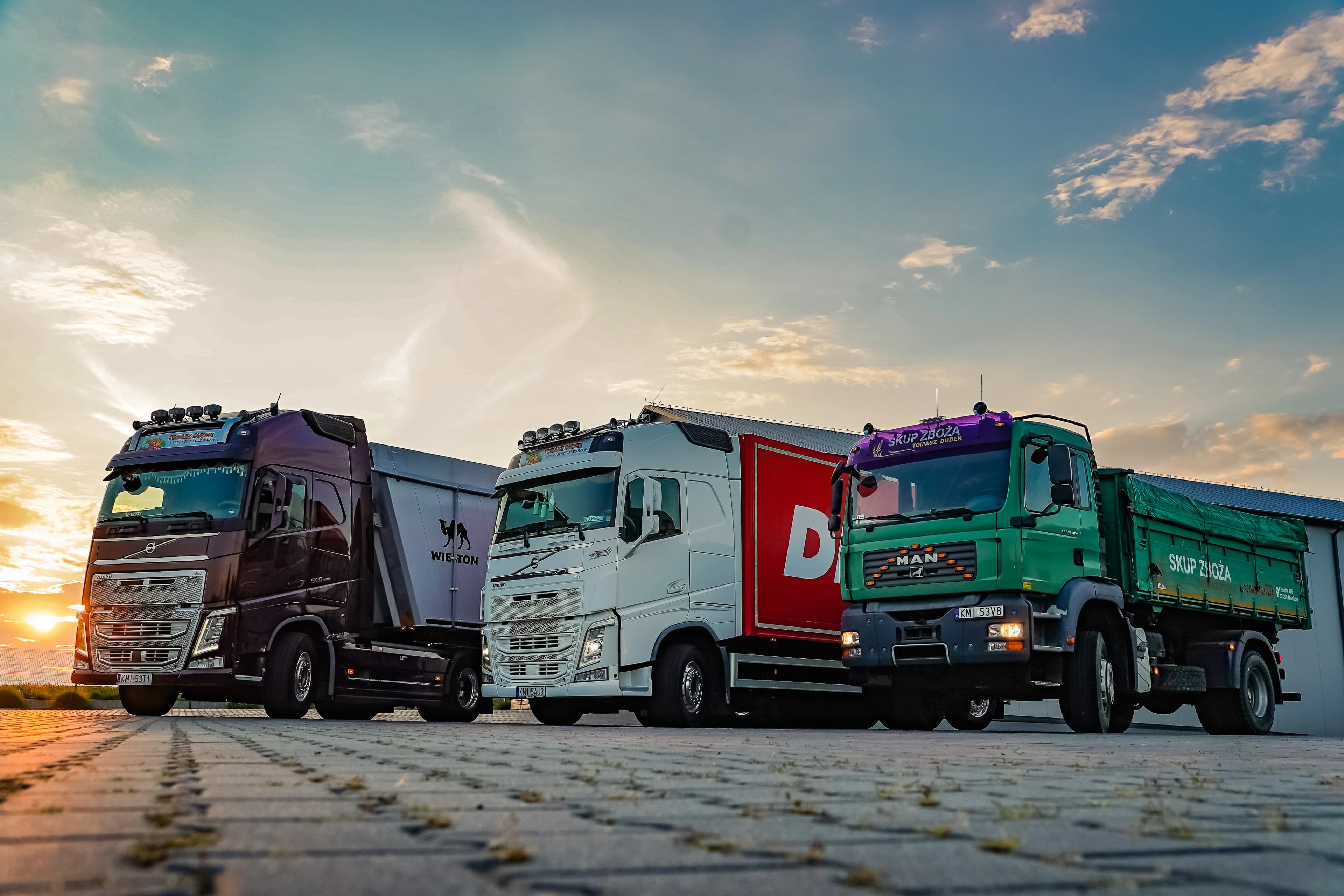 Unternehmens-Lkw mit Kippanhänger